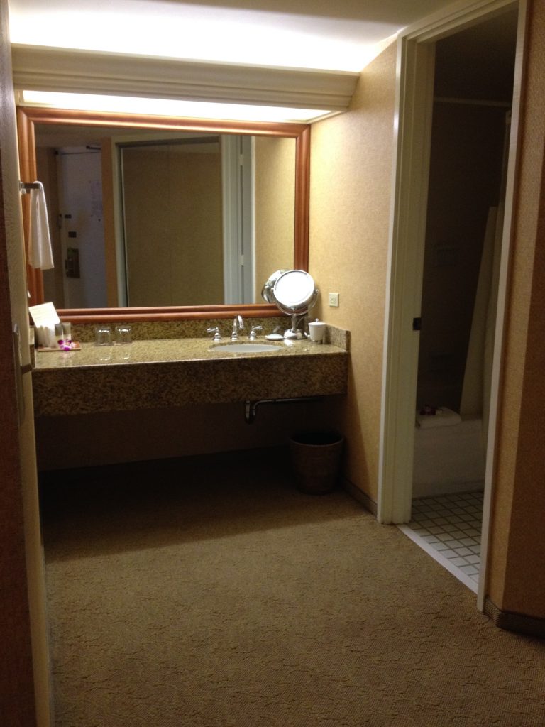 Hyatt Regency Waikiki Beach Standard Room Bathroom