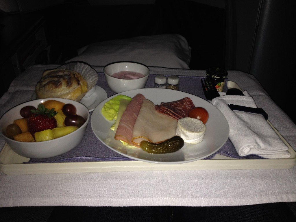 United Airlines Global First Class 747 Breakfast HNL - NRT