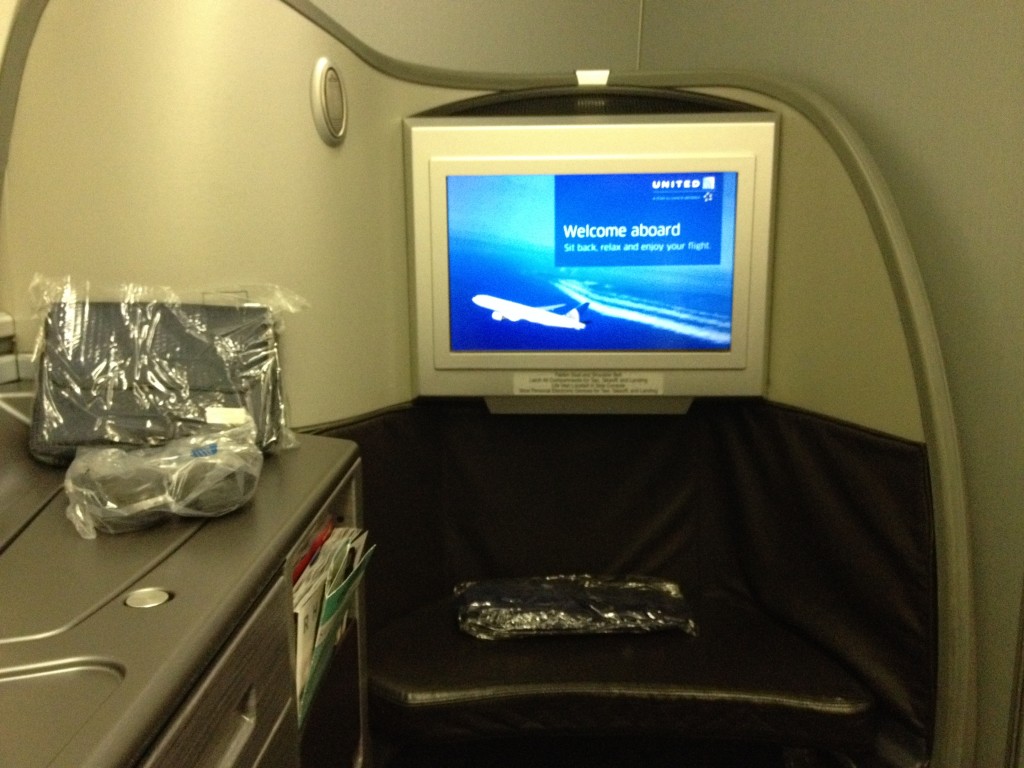 United Airlines Global First Class Seat 747 HNL - NRT