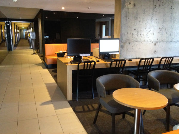 Review Hilton Sydney Executive Club Lounge Computers