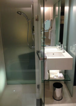 Hilton Sydney Executive bathroom 2