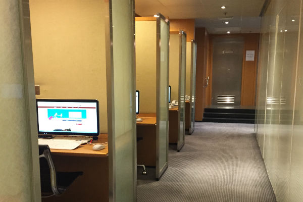 Computer stations at the Dragonair Business Class Lounge