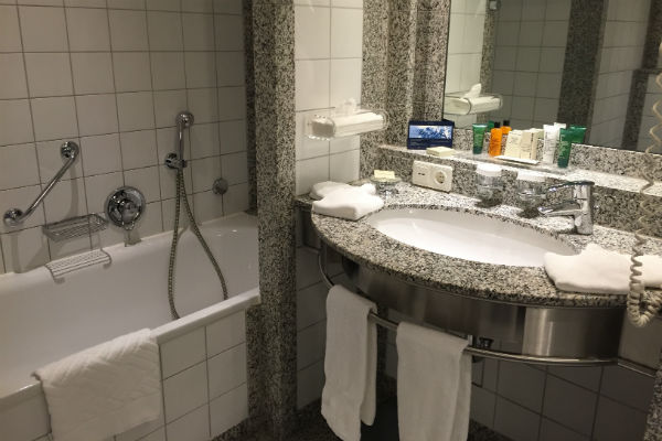 Hilton Munich Airport Junior Suite bathroom