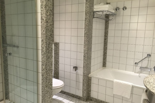Junior Suite bathtub and shower at the Hilton Munich Airport