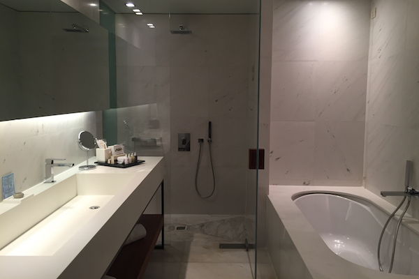 Business Suite bathroom at The Met Hotel Thessaloniki 