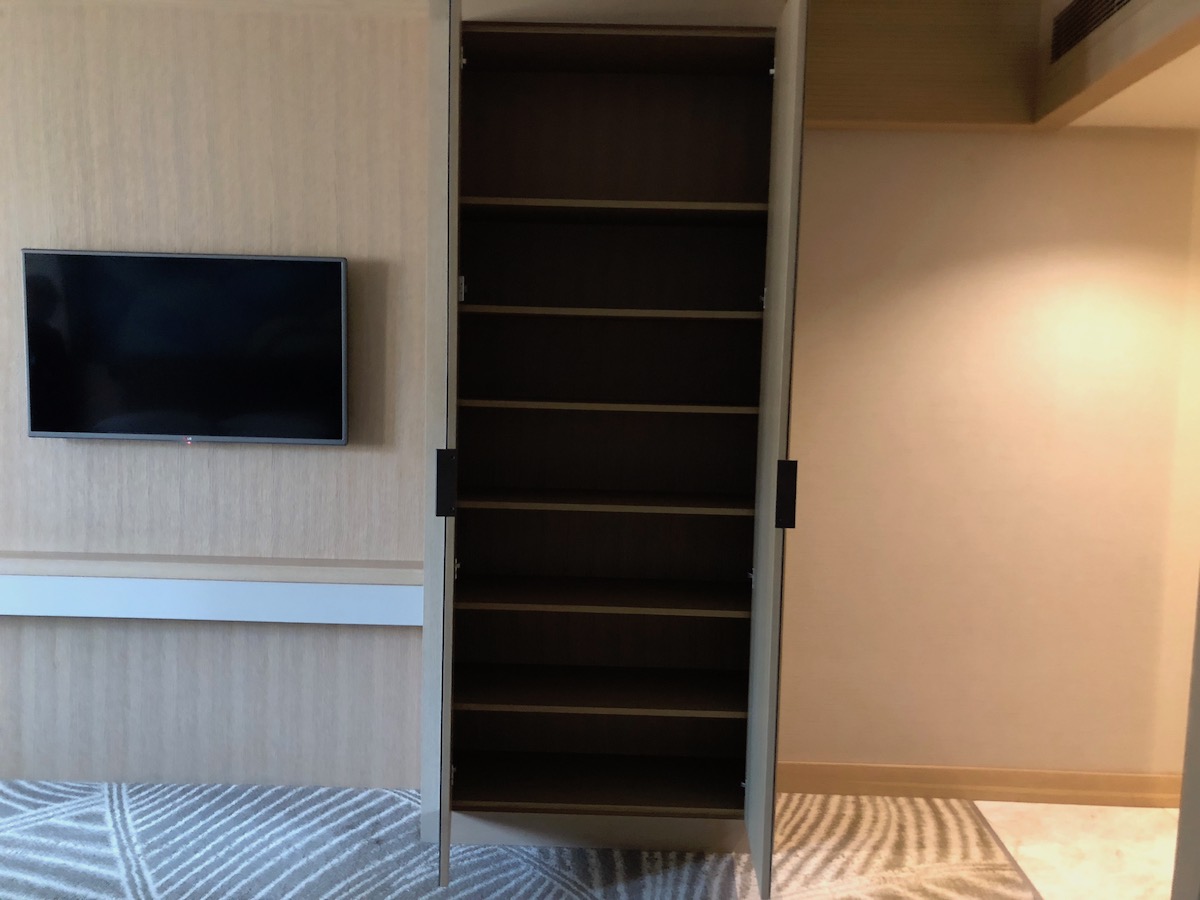 Doubletree Istanbul Sirkeci Review Queen Deluxe Room Closet
