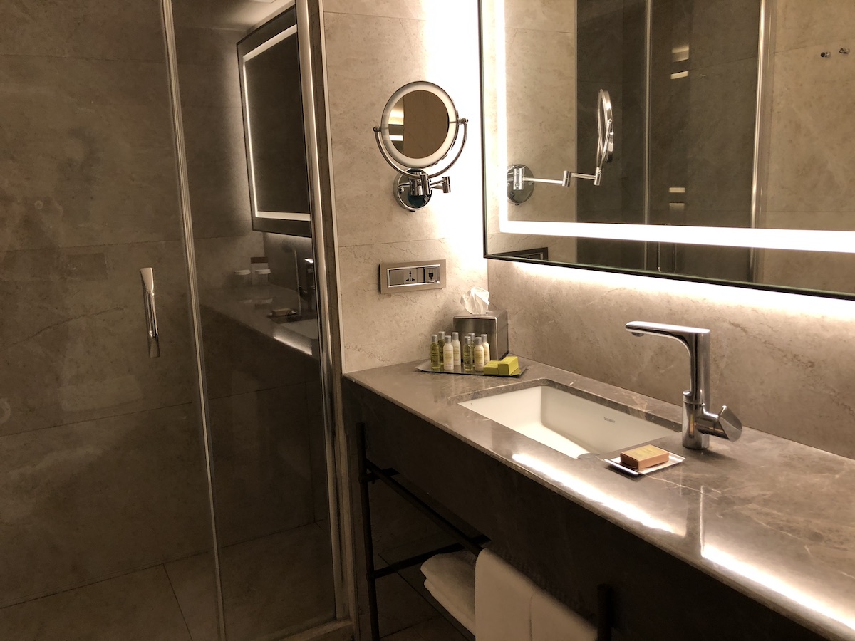 Doubletree Istanbul Sirkeci - standard room shower